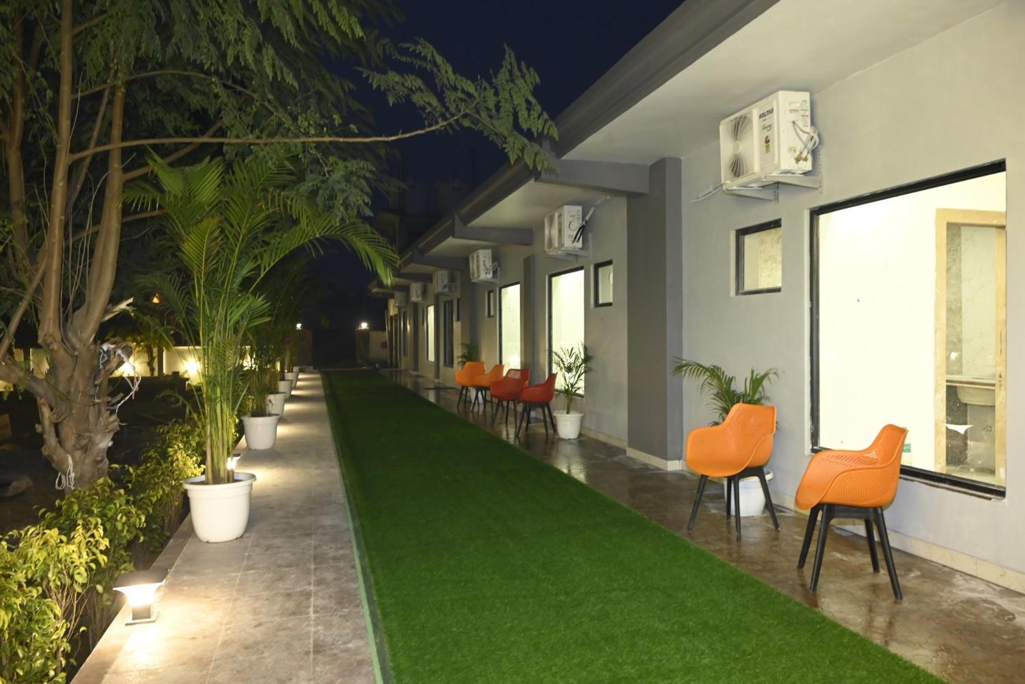Trisaa Resort & Banquets Jhusi Exterior photo